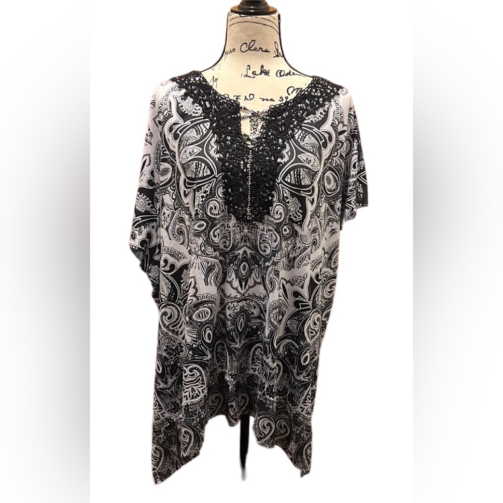 Avenue short sleeve black and white top with detailed front neckline